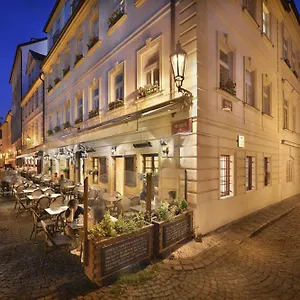 https://at-the-golden-scissors.praguehotelsweb.com